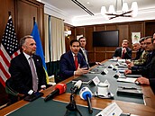 Tajemník ukrajinské Rady národní bezpenosti a obrany Rustem Umerov (vpravo...