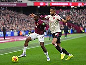 Aaron Wan-Bissaka (West Ham) na balonu ped bránícím Codym Gakpem z Liverpoolu.