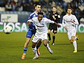 Afolabi Soliu z Liberce v souboji s Janem Navrátilem z Olomouce.