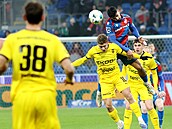 Hlavikový souboj mezi Filipem Lehkým (Mladá Boleslav) a Merchasem Doskim z...