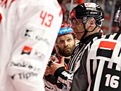 Tinecký kapitán Martin Rika poslouchá hlavního rozhodího, který vysvtluje...