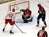 to�ník T�ince Daniel Kurovský sleduje, jak jeho spoluhrá� Marko Da�o dává gól...