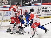 Ondej Matýs z Olomouce stílí na plzeského brankáe Nicka Malíka.