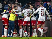 Hrái Pardubic se radují po gólu Daniela Smékala v zápase proti domácí Spart.