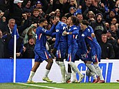 Trevoh Chalobah z Chelsea slaví se spoluhrái úvodní gól v utkání proti...