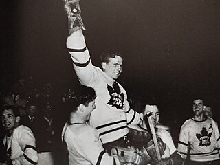 Bill Barilko se spoluhrá�i z Toronta po vít�zném finále Stanley Cupu v roce...