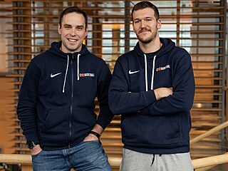 Martin Peterka a Martin Peterka. Vlevo pózuje mluv�í basketbalové reprezentace,...