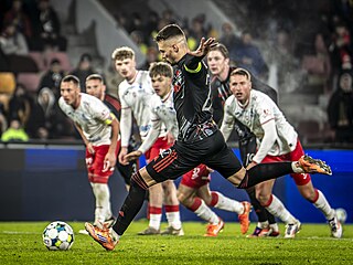Luká� Haraslín (Sparta Praha) prom��uje v 95. minut� penaltu proti Pardubicím.