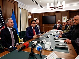 Tajemník ukrajinské Rady národní bezpe�nosti a obrany Rustem Umerov (vpravo...