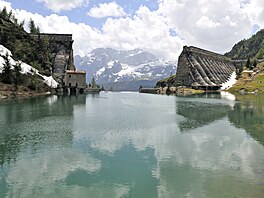 Po�ítalo se s tím, �e vystav�ná hráz víceobloukové p�ehrady o délce 260 metr�...