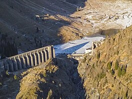 Za �est minut to burácející tsunami vypl�ující horami sev�ené údolí dorazilo k...