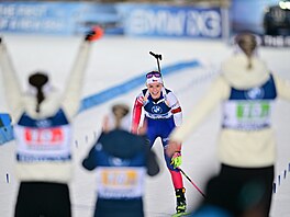 Markétu Davidovou vítají v cíli Jessica Jislová, Tereza Voborníková a Lucie...