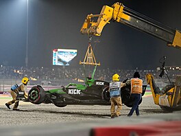 Tra�oví mar�álové odklízejí trosky monopostu Nica Hülkenberga ze stáje Kick...
