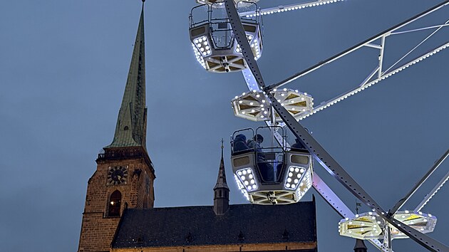 Na plze�sk�m n�m�st� Republiky rozsv�tili v�no�n� strom. (30. listopadu 2025)