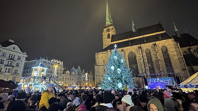 Na plze�sk�m n�m�st� Republiky rozsv�tili v�no�n� strom. (30. listopadu 2025)