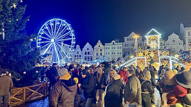 Na plze�sk�m n�m�st� Republiky rozsv�tili v�no�n� strom. (30. listopadu 2025)