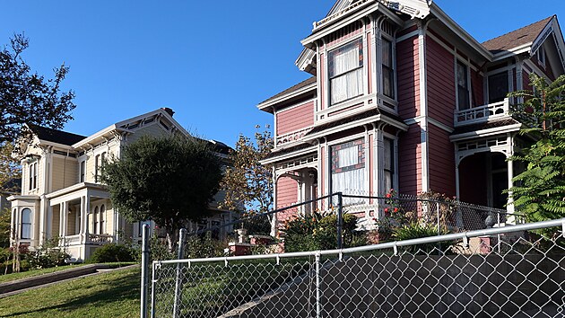 Udr�ovan� domy v pln� kr�se p�ipom�naj� �starou dobrou Anglii�.