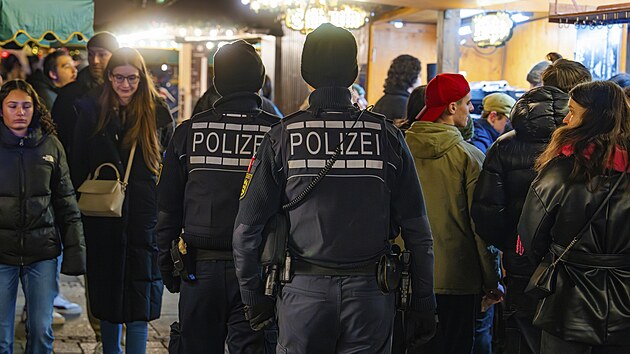 Německá policie zatkla pět mužů za plánování útoku na vánoční trh, viní je z terorismu