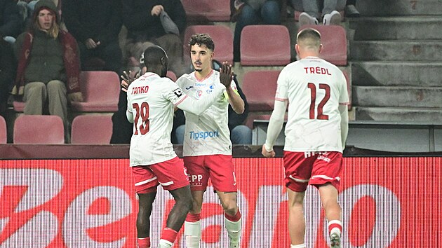 Pardubick� �to�n�k Vojt�ch Patr�k (uprost�ed) slav� vst�elen� g�l proti Spart�.