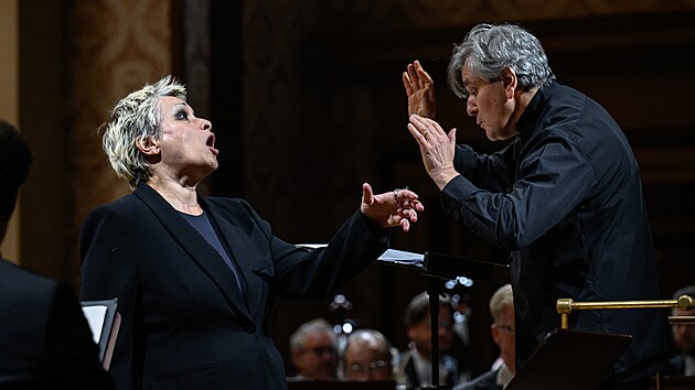 Sopranistka �ngeles Blancas Gul�n a dirigent Antonio Pappano na koncert� s �eskou filharmoni�