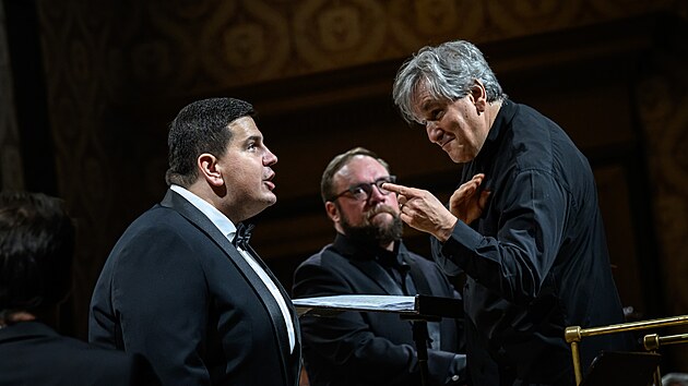 Tenorista Valentyn Dytjuk, barytonista Brian Mulligan a dirigent Antonio Pappano p�i proveden� opery V�ze� od Luigiho Dallapiccoly s �eskou filharmoni�