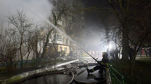 Nejm�n� jeden �lov�k zahynul a 11 utrp�lo zran�n� p�i no�n�m rusk�m dronov�m �toku v Kyjevsk� oblasti. (29. listopadu 2025)