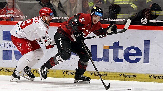 Obr�nce Sparty�Niko Sepp�l� se sna�� ujet t�ineck�mu �to�n�kovi Liboru Hud��kovi.