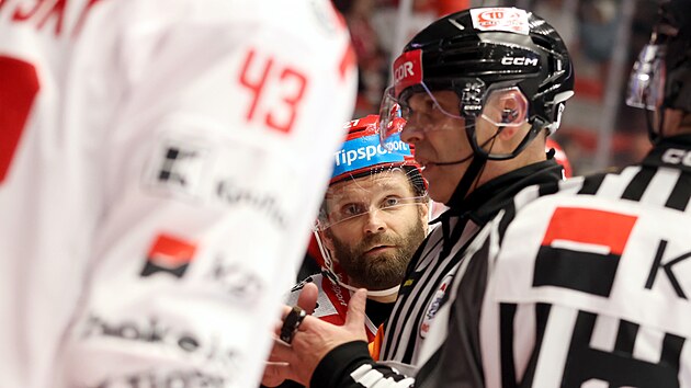 T�ineck� kapit�n Martin R��i�ka poslouch� hlavn�ho rozhod��ho, kter� vysv�tluje tren�ru Zde�ku Mot�kovi, pro� druh� g�l Sparty uznal.