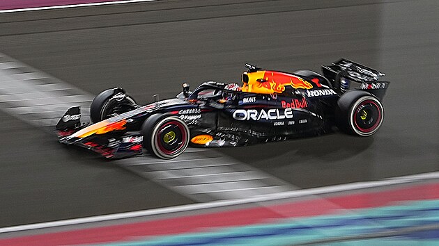 Max Verstappen z Red Bullu proj�d� c�lem a v�t�z� ve Velk� cen� Kataru.