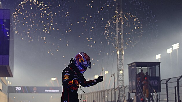 Max Verstappen (Red Bull) po startu z t�et� pozice slav� v�t�zstv� ve Velk� cen� Kataru.