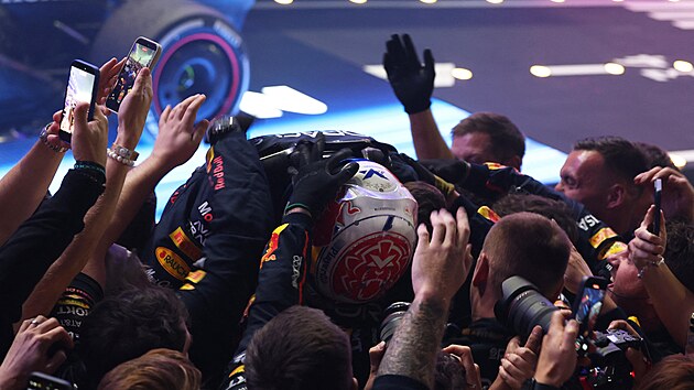 Max Verstappen z Red Bullu slav� s t�mem v�t�zstv�.