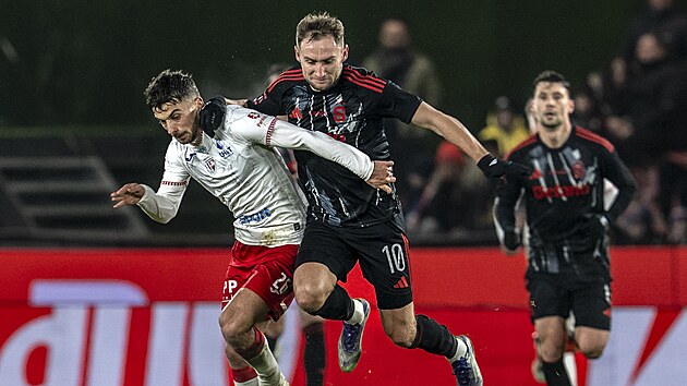 Samuel �imek (Pardubice) a Jan Kuchta ze Sparty (vpravo) bojuj� o m��.