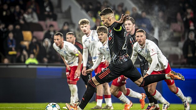Luk� Harasl�n (Sparta Praha) prom��uje v 95. minut� penaltu proti Pardubic�m.