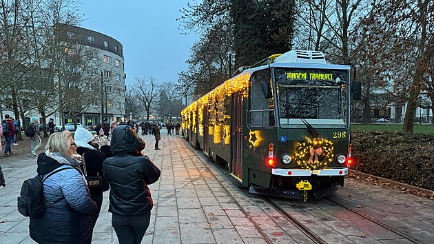 Leton vnon tramvaj v Plzni vypad jako vnon chaloupka na kolejch. Vbec poprv je uvnit i stromeek. (30. listopadu 2025)