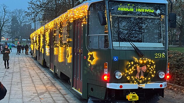 Leton vnon tramvaj v Plzni vypad jako vnon chaloupka na kolejch. Vbec poprv je uvnit i stromeek. (30. listopadu 2025)