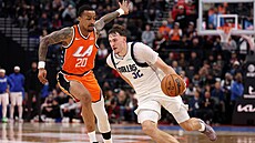 Cooper Flagg z Dallasu a John Collins z Los Angeles Clippers.