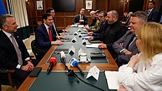 Tajemník ukrajinské Rady národní bezpe�nosti a obrany Rustem Umerov (vpravo,...