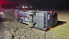 Mikrobus v Olomouckém kraji se v d�sledku nep�íznivého po�así p�evrátil na bok....