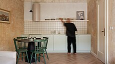 Byt 2+kk s balkonem - pracovní prostor tvo�í sk�í�ky v lehce mintovém nádechu