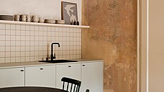 Byt 2+kk s balkonem - za pracovním prostorem linky se opakuje vzor obklad� z...