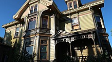 Pohled ze zahrady nezap�e dobu vzniku domu.