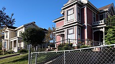 Udr�ované domy v plné kráse p�ipomínají �starou dobrou Anglii�.