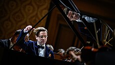 Islandský pianista Víkingur Ólafsson na koncert� s �eskou filharmonií