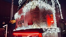 Váno�n� nazdobená pra�ská tramvaj