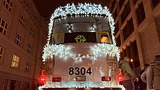 Váno�n� nazdobená pra�ská tramvaj