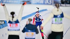Markétu Davidovou vítají v cíli Jessica Jislová, Tereza Voborníková a Lucie...