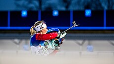 Lucie Charvátová na st�elnici v singl mix �tafet� ve �védském Östersundu.