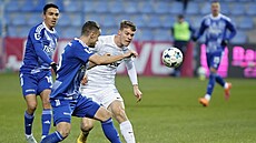 Luká� Ma�ek z Liberce ve st�etu s Tomá�em Hukem z Olomouce.