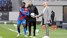 Trenér Mladé Boleslavi Ale� Majer podává mí� Cheicku Souaré z Plzn�.