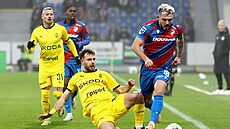 Tomá� Ladra z Plzn� vede po lajn� mí�, ve skluzu se ho sna�í obrat Filip Prebsl...